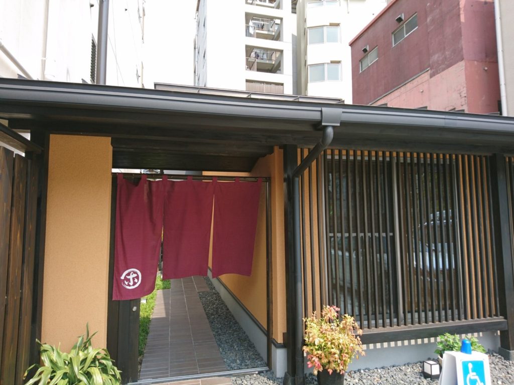 マルホ寿司の玄関のれんの画像