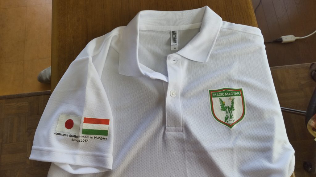 ハンガリーのサッカーチームのポロシャツの画像