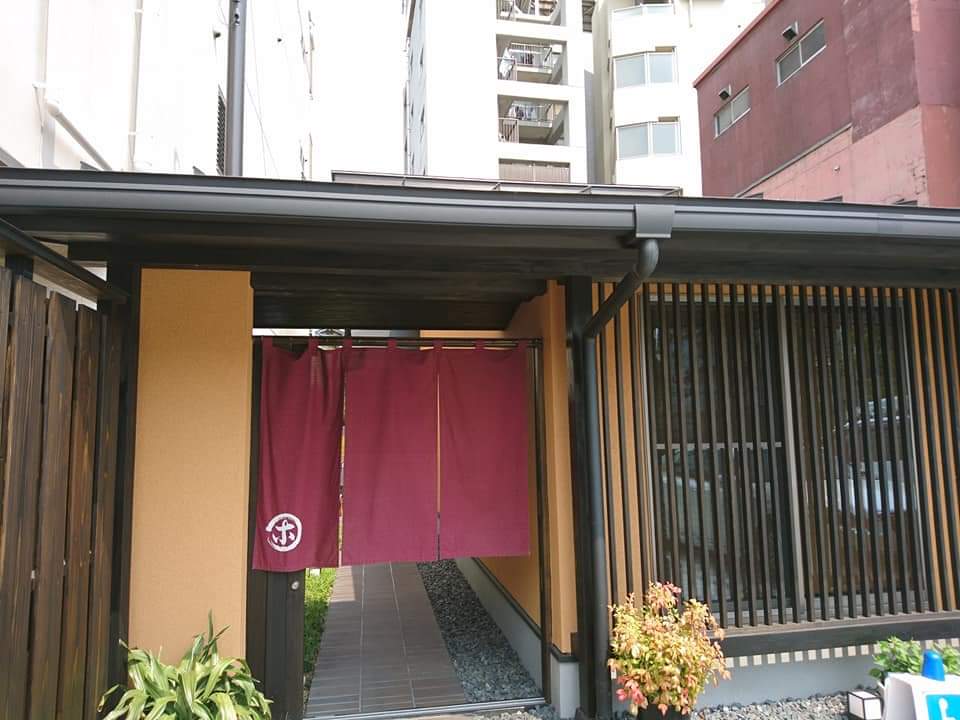マルホ寿司の玄関のれんの画像